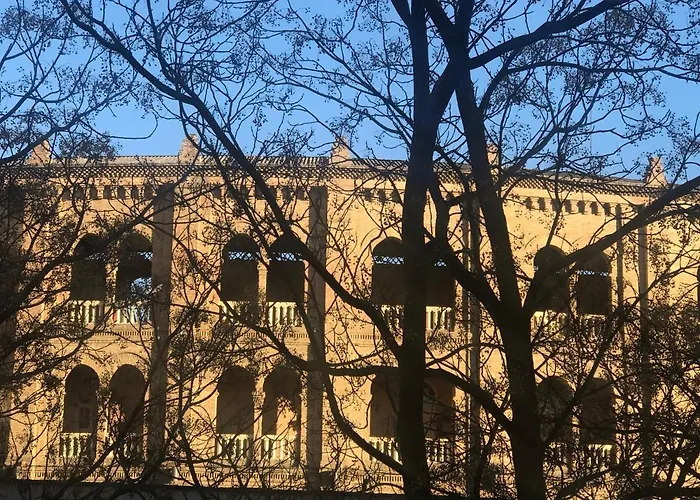 Duerme junto a la Plaza de Toros de Granada.